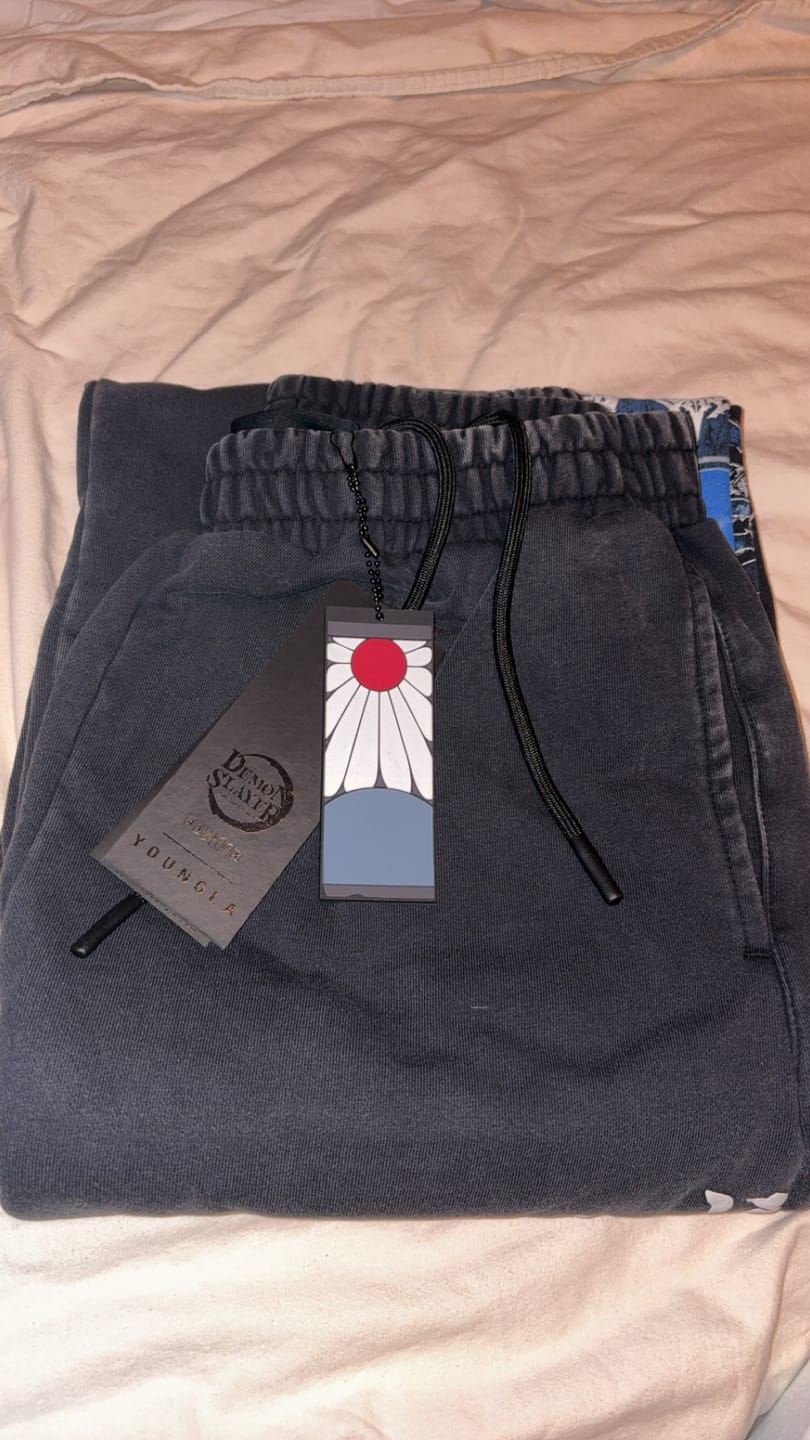 Customer photo review of 2153 - Demon Slayer: Kimetsu no Yaiba - Sweats