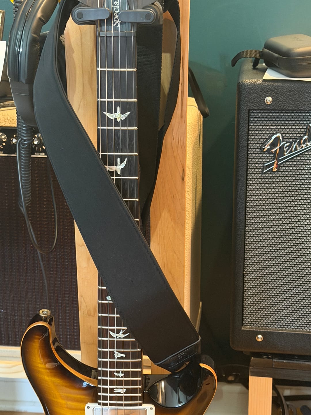 Customer photo review of SLIM Zero-Gravity Guitar & Bass Strap | 2.5" Weight Relief Pad