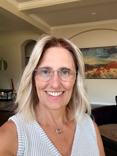 Customer photo review of [PRE-ORDER] JBEXTENSION BONNIE MONO Full Monofilament Handmade Full Lace Full Hand Tied Wig 12 Inches Mix Blonde With Dark Root Mono Lace Handmade Futura Fiber Glueless Wig BONNIE MONO MIX BLONDE【BENDY EAR TABS】