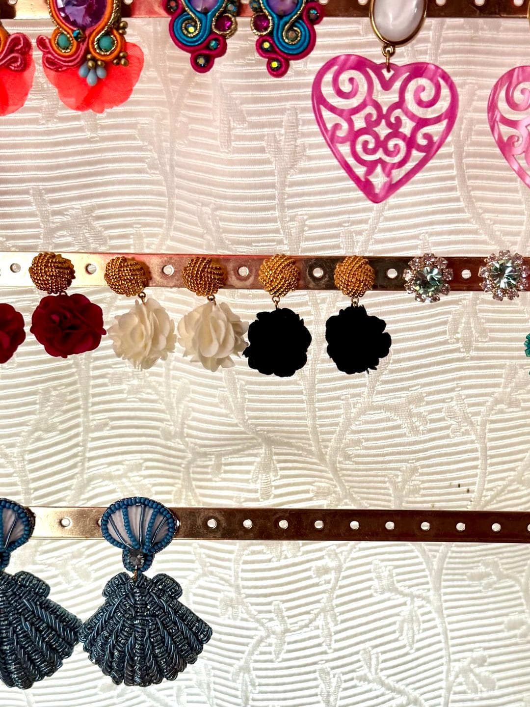 Customer photo review of Vergoldete Knoten-Ohrstecker mit dunkelblauem Blüten-Pompom