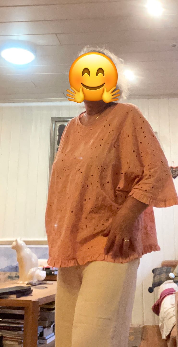 Customer photo review of Blouse Annette – Broderie de coton rose pamplemousse ajourée