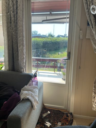 Anmelders verandadør i stua, delvis dekket med Static Reflektiv vindusfolie på øvre del.