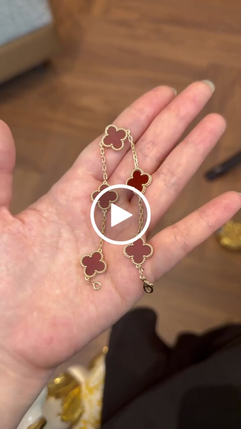 Customer video review of AV four leaf clover bracelet