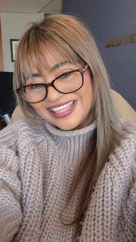 Reviewer shows her smooth, hydrated hair after using the Brasilian Hair Seduction Restoring Shampoo.