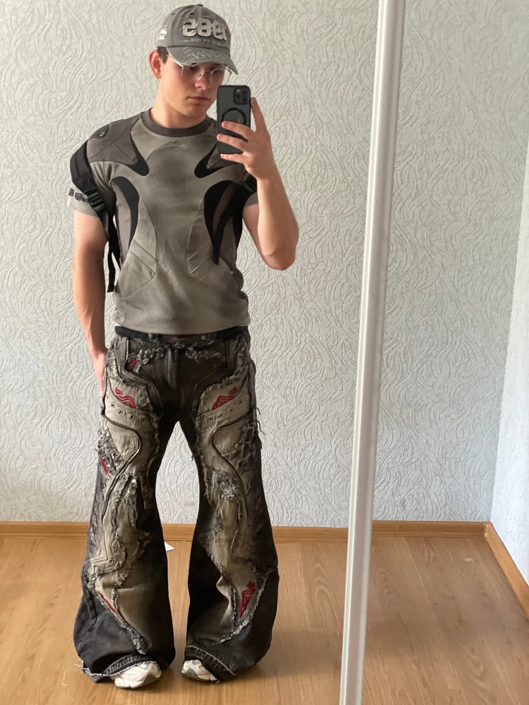 Customer photo review of Personsoul Red-Embroidered Totem Wide-Leg Denim Jeans 6424