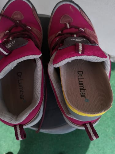 Customer compares the Ortopéd Pro Talpbetét insole in one pink shoe to the original insole in the other.