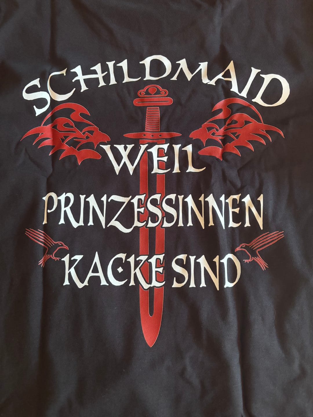 Customer photo review of Schildmaiden Premiumshirt Backprint - Weil Prinzessinnen kacke sind.