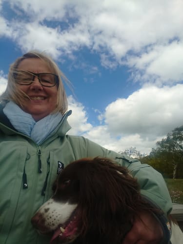 Anmelder i sin lysegrønne Pack&Carry Shell Jacket på tur med sin hund.