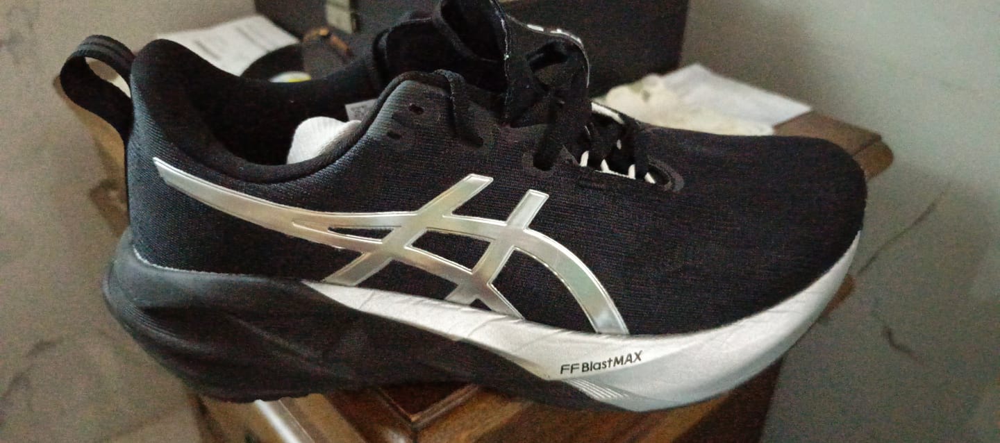 Customer photo review of Asics Novablast 5 Platinum Hombre Platinum Black