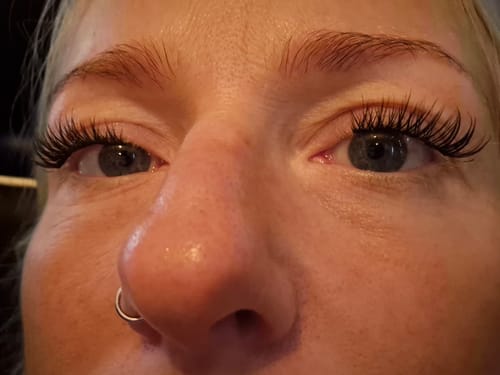 Nahaufnahme der Augen einer Kundin, die die langen, vollen Pre-Glued 2.0 Wimpern im Cat-Eye-Stil trägt.