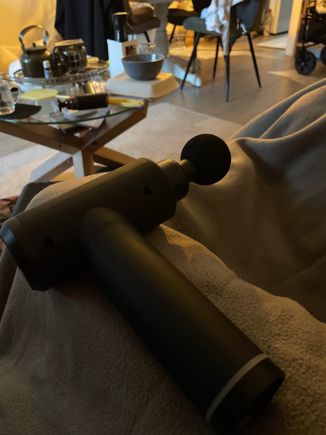Customer photo review of Massagepistool met 30 snelheden / Diepe spiermassage tot 3.600 impulsen/min / 10 massagekoppen voor nek, rug & lichaam / Met LCD-touchscreen