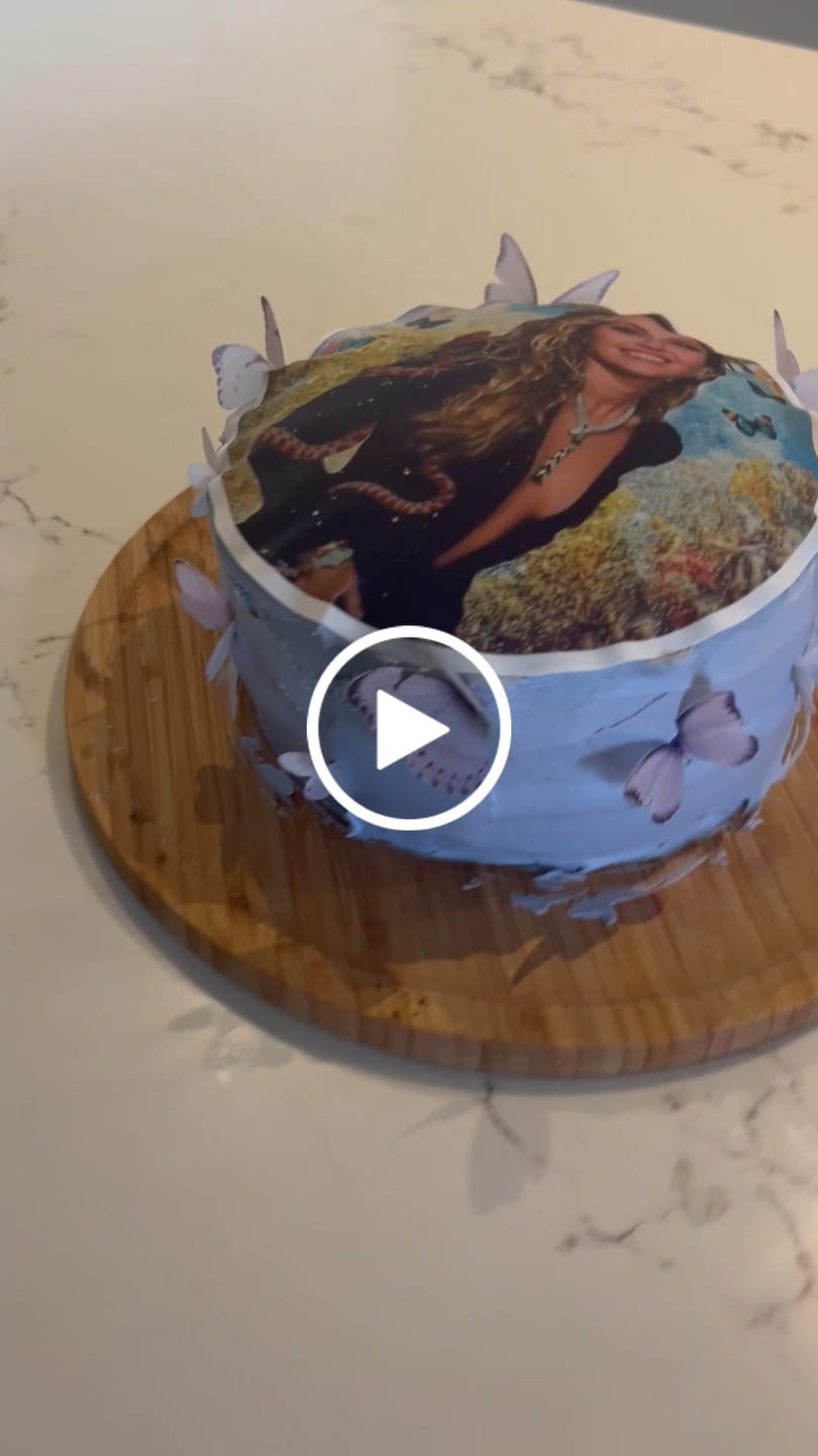 Customer video review of 20 cm Pre-cut Circle Custom Edible Icing Image