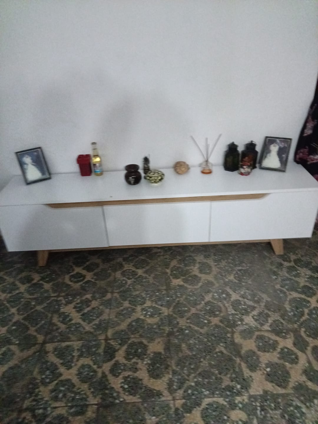 Customer photo review of Rani D1 Tv Ünitesi Modern Ayaklı Tv Sehpası 180 cm  Beyaz - Sepet Ceviz