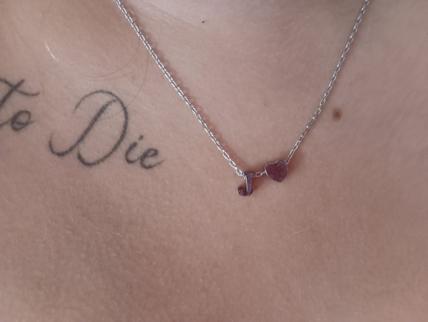 Customer photo review of Collar Letra Amor