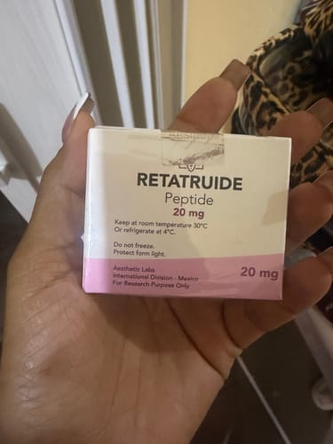 Cliente sostiene la caja de Retatruide Peptide 20 mg de Aesthetic Labs en su mano.