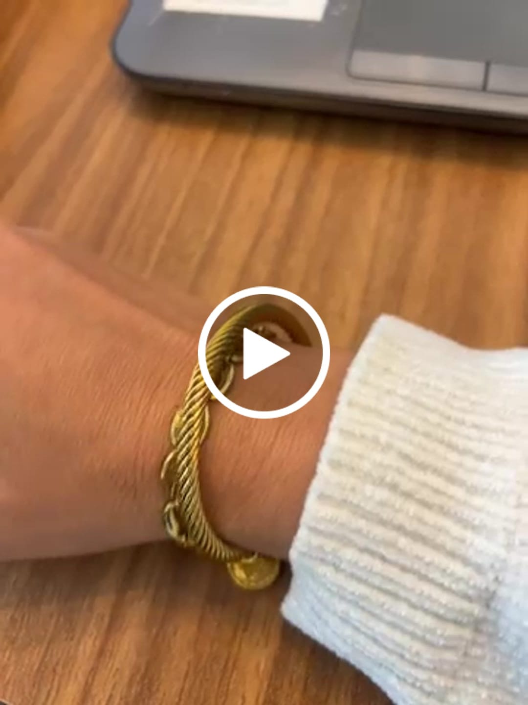 Customer video review of Bracelete Pingente São Bento Banhado em Ouro 18K