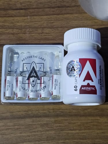 Cliente muestra un frasco blanco de Aesthetic ClenX junto a otro producto de la marca sobre una mesa de madera.