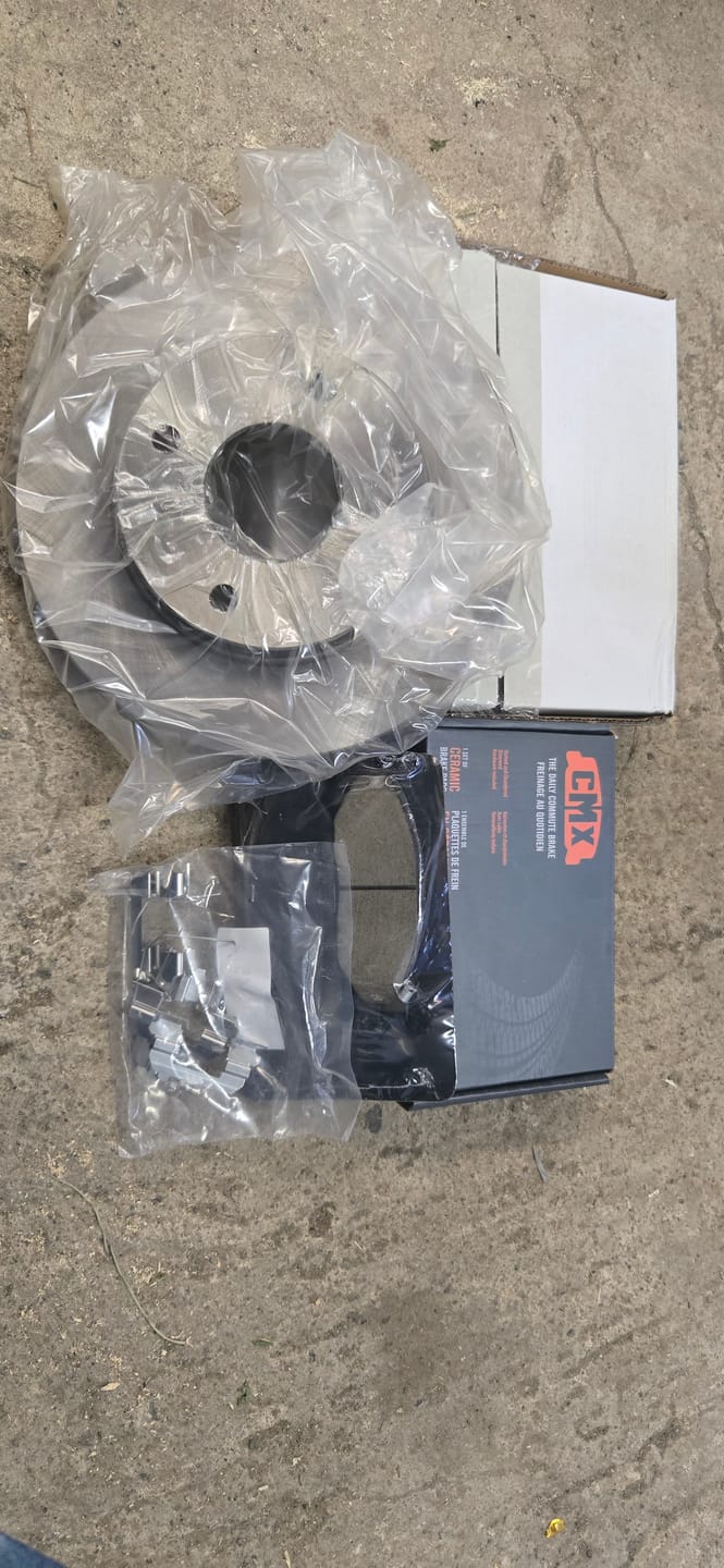 Customer photo review of [Avant] Kit de Disque et plaquette (céramique) de frein pour 2009-2011 Nissan Versa 1.6L K8C-100356