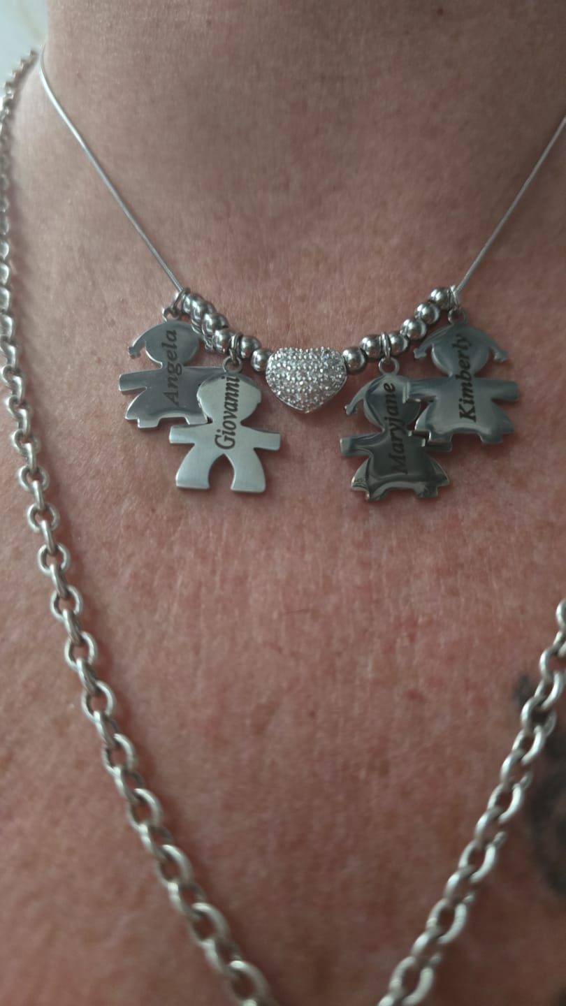 Customer photo review of Mamma Vi Ama ✦ Collana con ciondoli Bimbi Personalizzati con Nomi