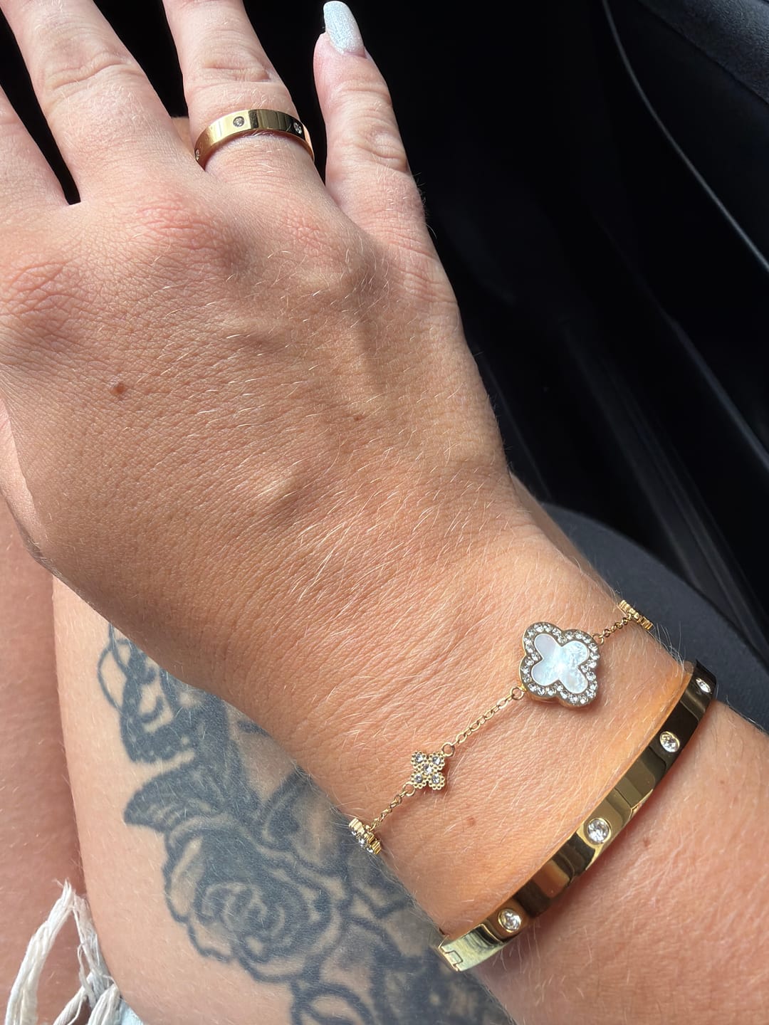 Customer photo review of Pave Flower Lucky Leaf Armband 14K Vergoldet