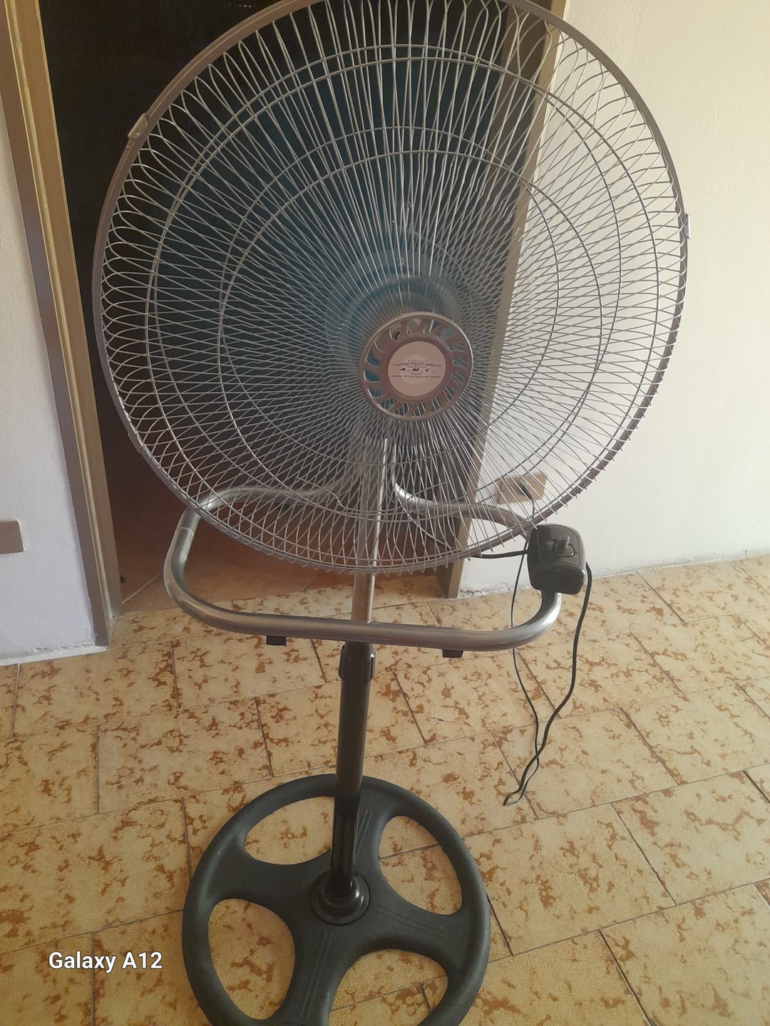 Customer photo review of Ventilatore Manila 3 in 1 con Pale in Acciaio, Utilizzabile a Piantana Indipendente, Muro e Parete, Tavolo da Appoggio, Flusso d'Aria Potente, 3 Velocità Selezionabili, Silenzioso