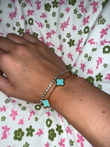 Ein Rezensent trägt das Türkis Clover Armband am Handgelenk, kombiniert mit einem zweiten Armband.