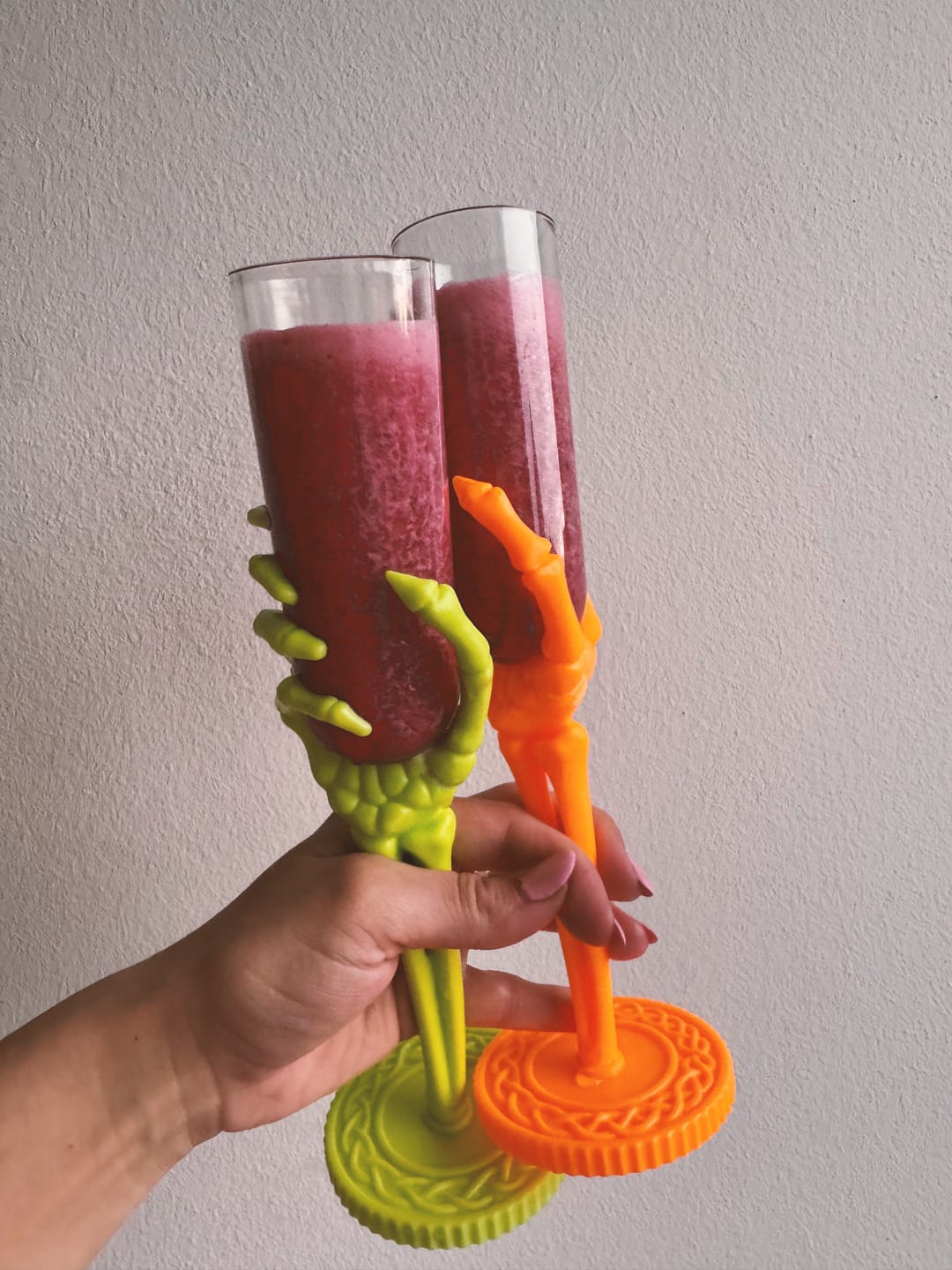 Customer photo review of Neon Skelett-Hand Trinkglas – Summerween Sektglas