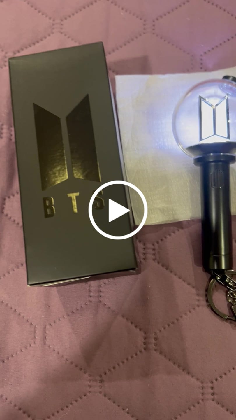 Customer video review of BTS - OFFICIAL LIGHT STICK VER.4 KEYRING