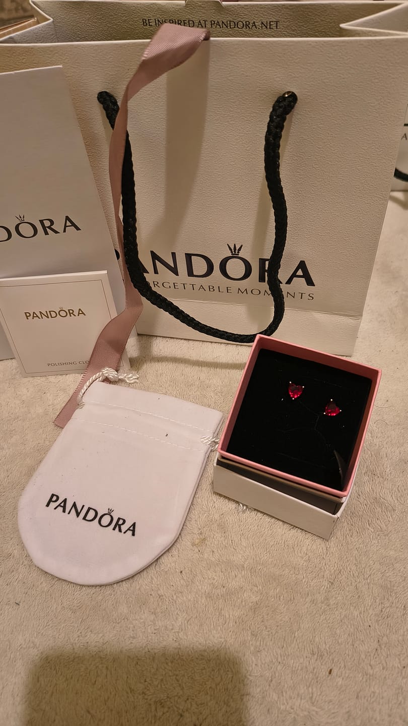 Customer photo review of ARETES PENDIENTES PANDORA CORAZON ROJO AMOR + KIT DE REGALO