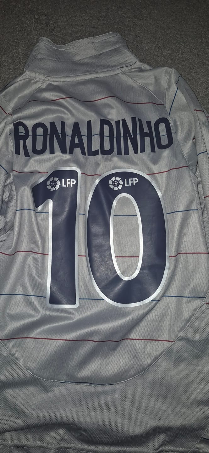 Customer photo review of Ronaldinho Gaucho Barcelona 2003 2004 Away Long Sleeve Retro Football Jersey Kit