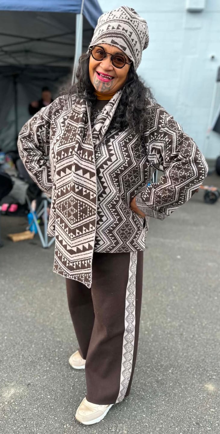 Customer photo review of Waharua Kōpito Parauri/One-tea Kāmeta (Brown/Natural Scarf)