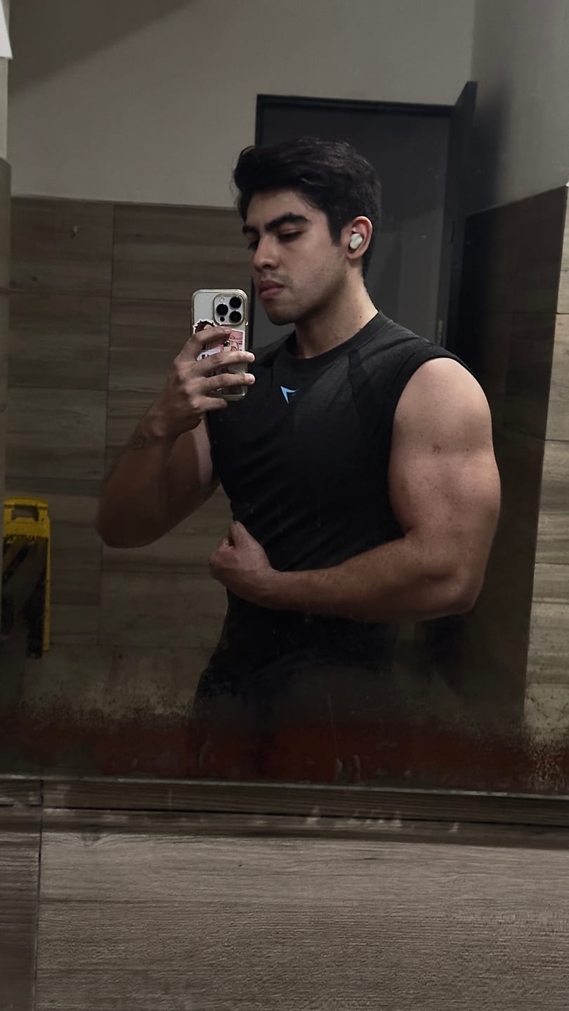 Customer photo review of SHADOW SEAMLESS TSHIRT