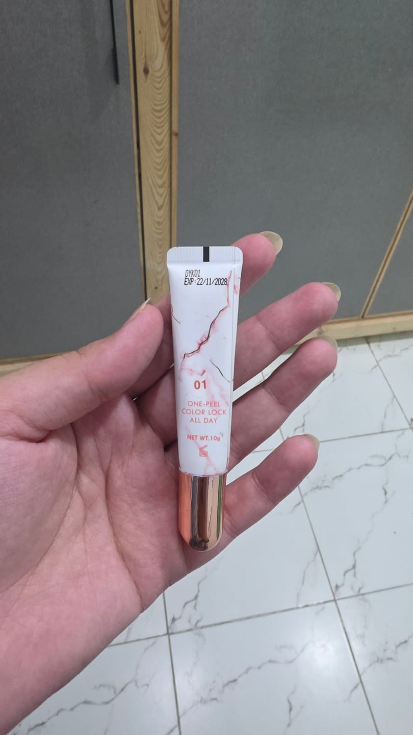 Customer photo review of O.TWO.O PEELSTAY LIP TATOO
