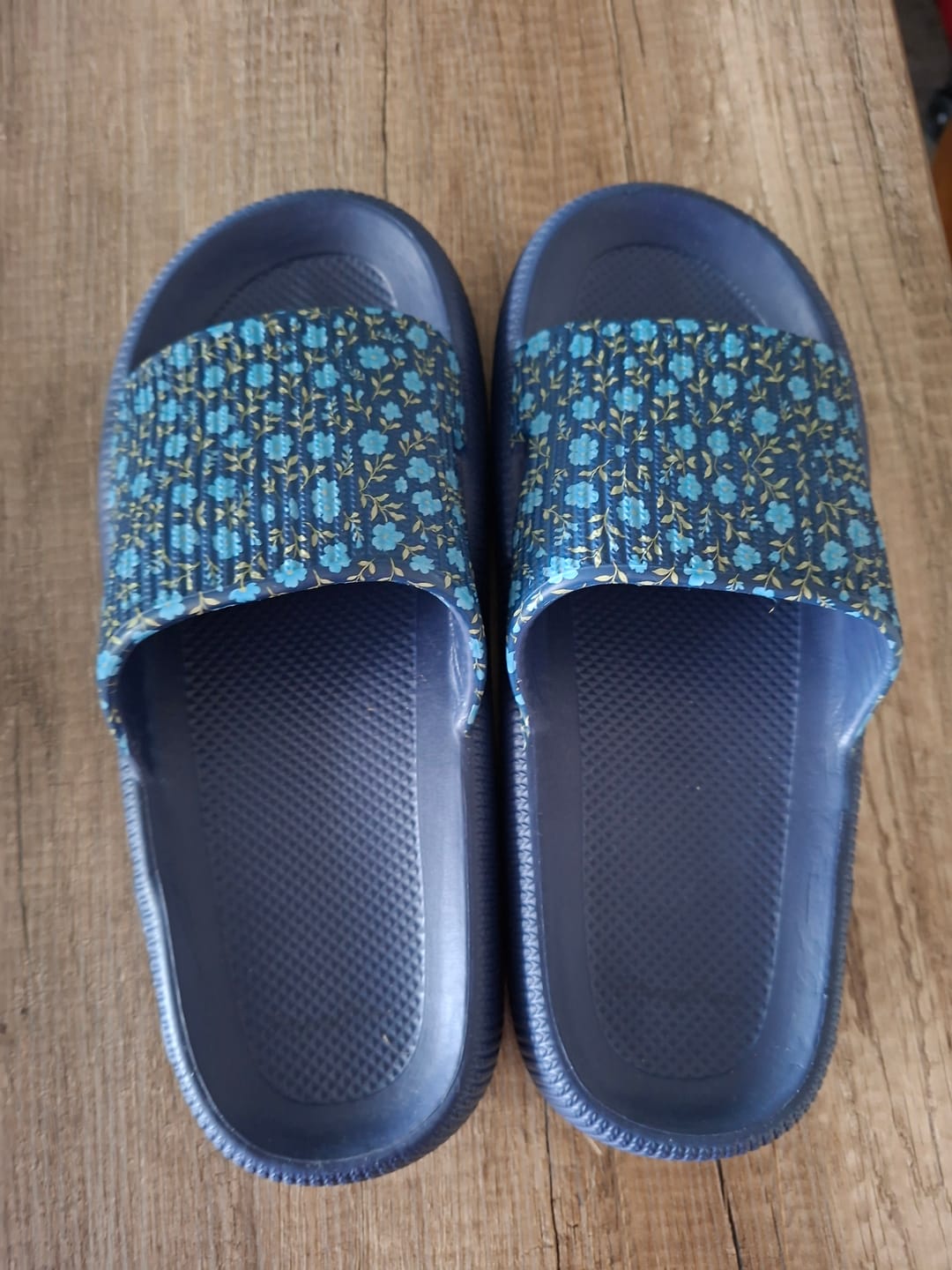 Customer photo review of HappyFlops Botanics