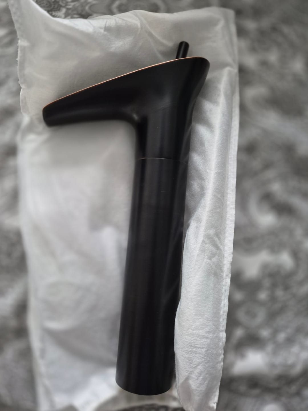 Customer photo review of Wasserfall-Waschtischarmatur in Schwarz-Gold – Hochwertig und Elegant | Warm- und Kaltwasser, Antik-Bronze Finish