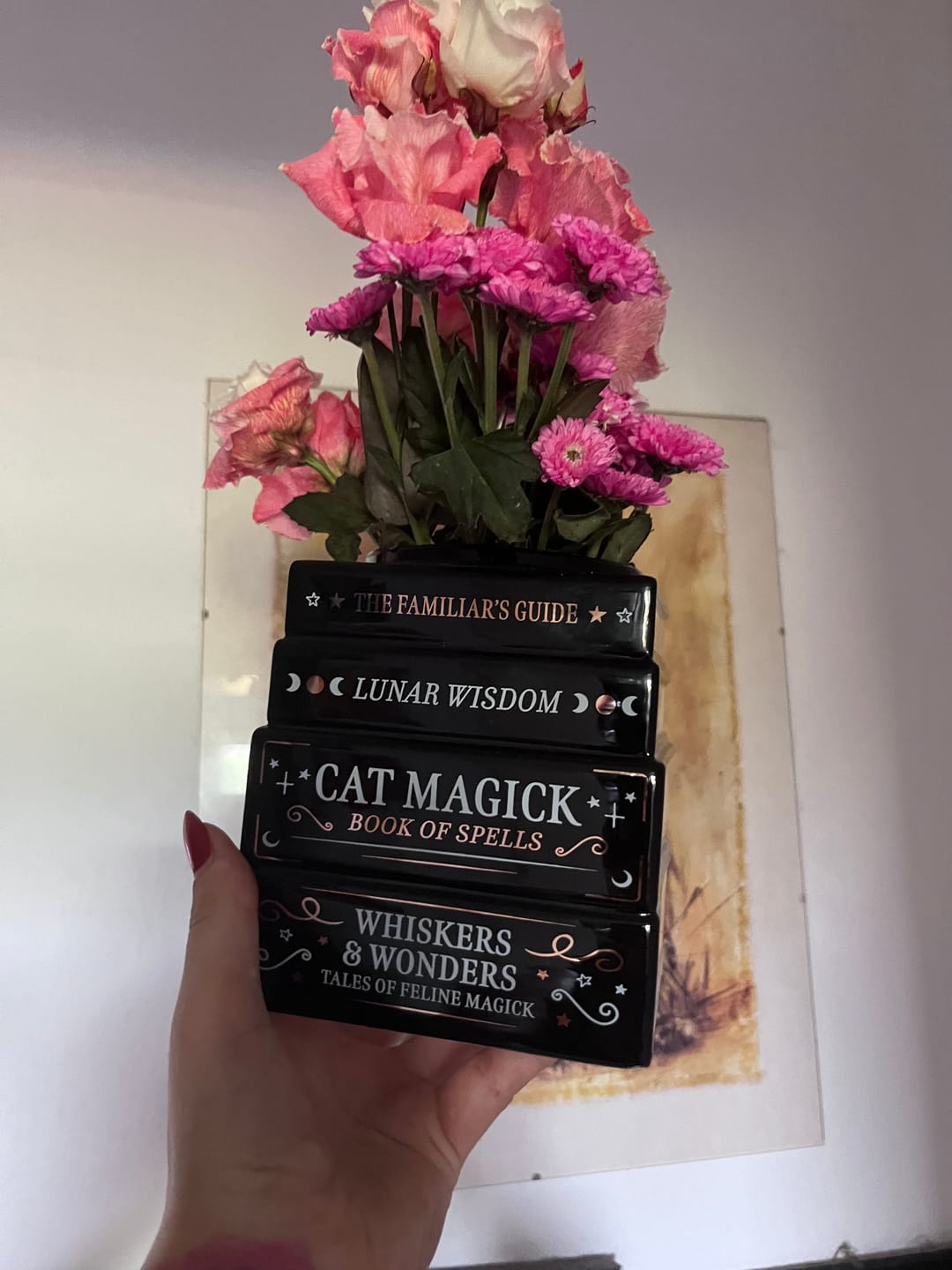 Customer photo review of Katzenmagie Vase „Bücher der Magie“ – Witchy Deko Blumenvase