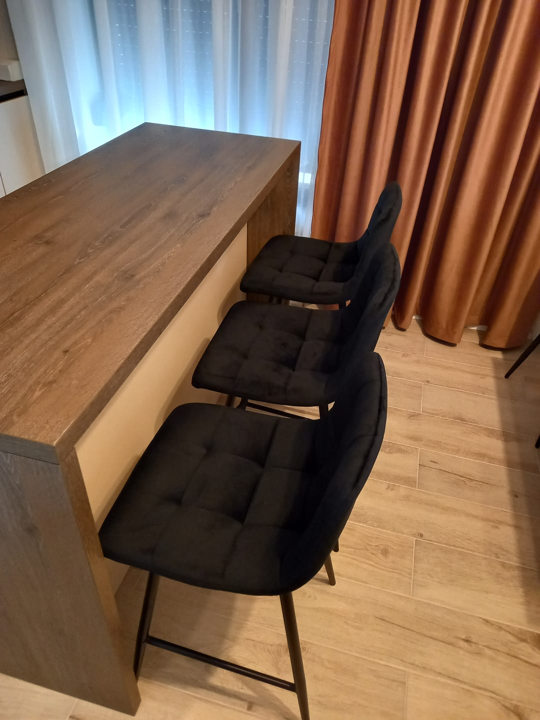 Customer photo review of Scaun bar MILA H-2, negru, stofa catifelata/metal, 43x38x87 cm