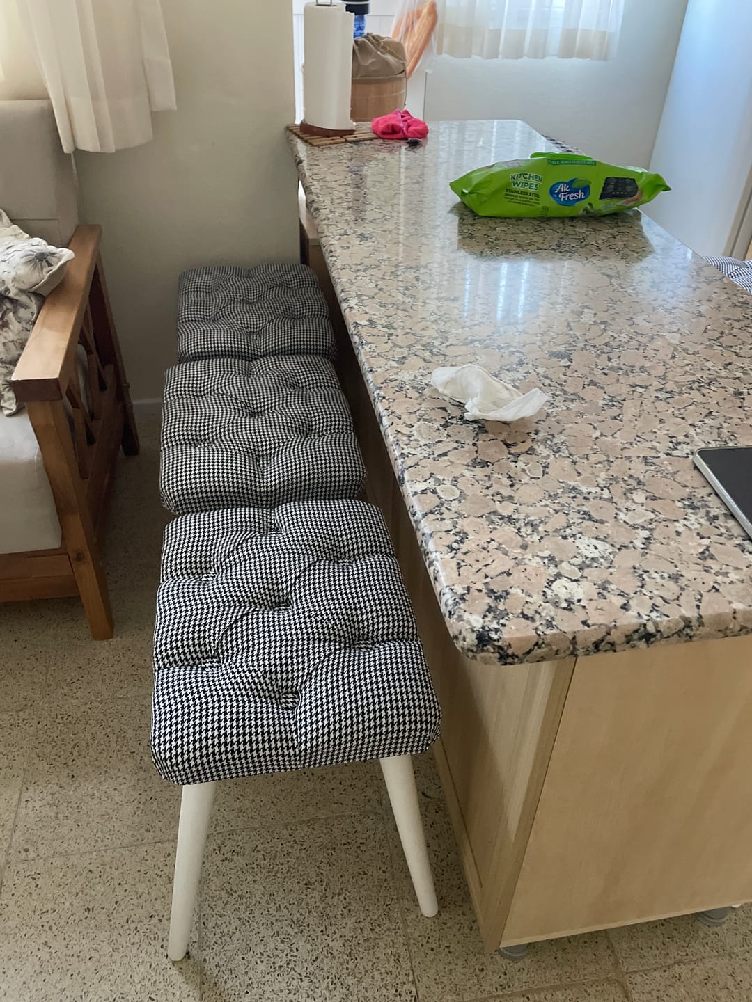 Customer photo review of Rani BM101 Puf Ahşap Ayaklı Tabure Siyah - Beyaz Kazayağı Desenli