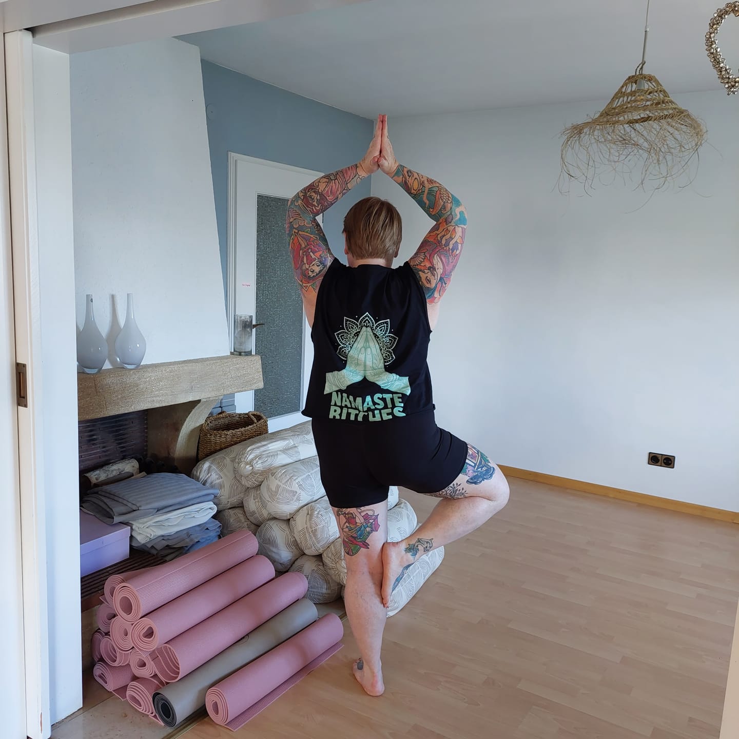 Customer photo review of Namaste Bitches Mint - Sleeveless Oversized Tee (ohne Frontprint)