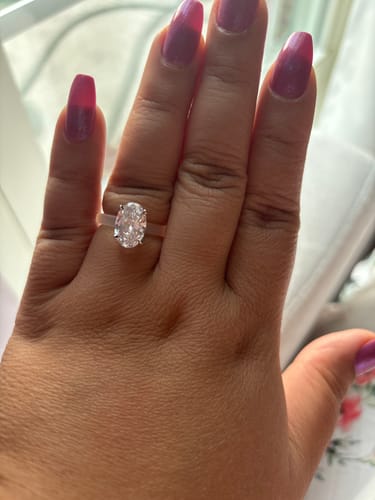 Customer's hand showing the sparkly oval-cut stone on the Rinfit silicone ring.