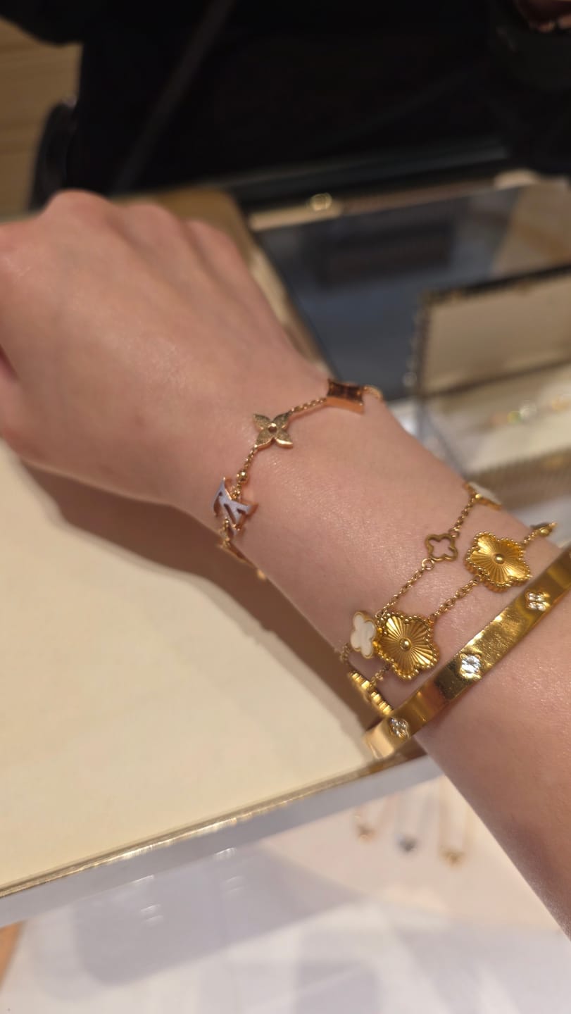 Customer photo review of Gold Clover Bangle
