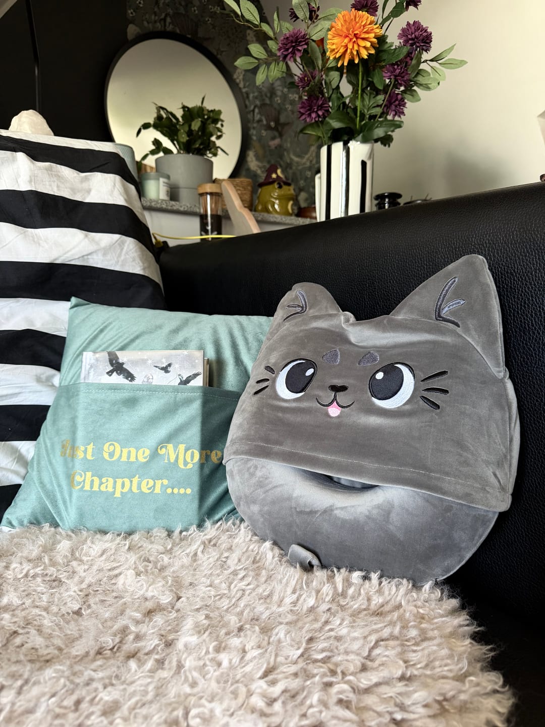 Customer photo review of Kissen mit Buchtasche – Just One More Chapter