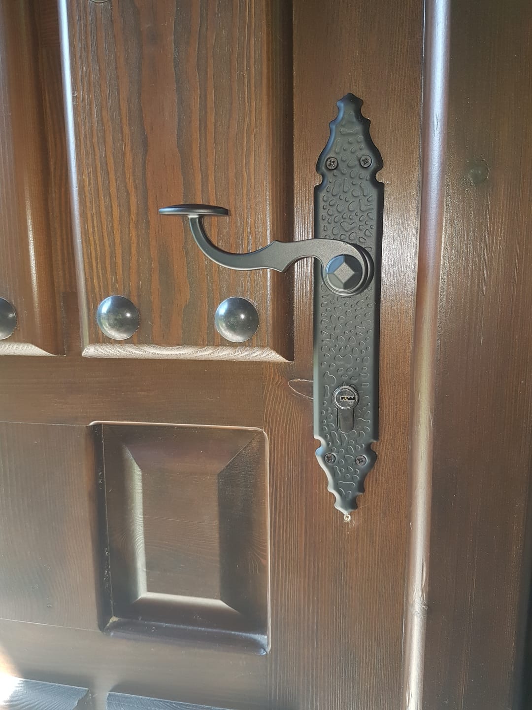 Customer photo review of Manilla modelo '100' con placa de forja negro para puertas