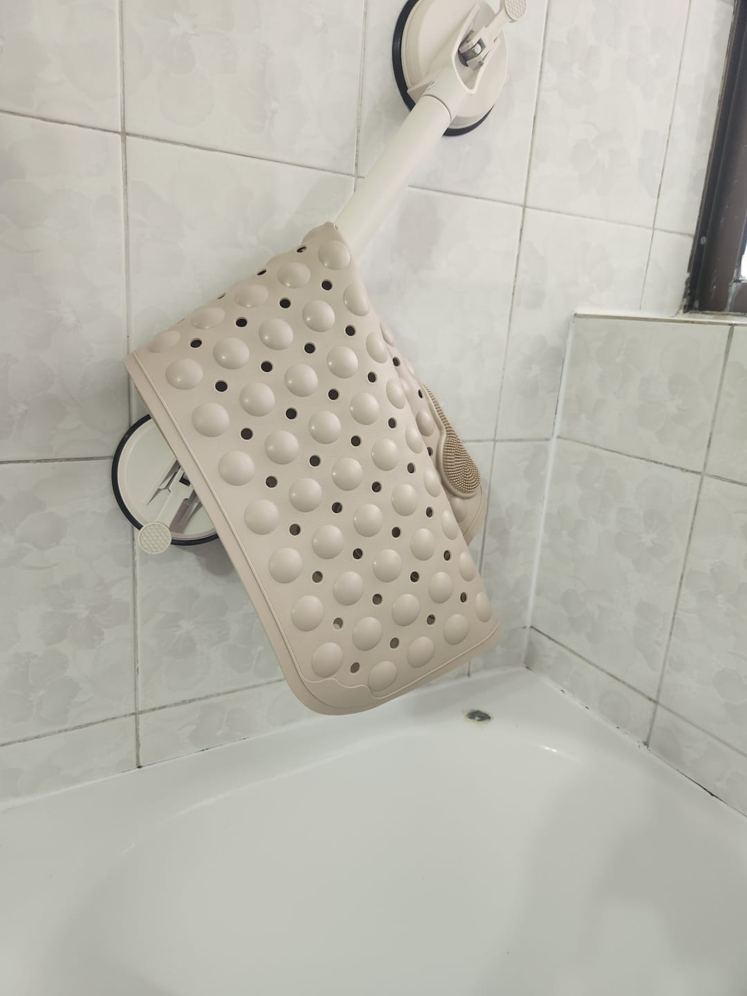 Customer photo review of Piso De Goma Antideslizante Tina Ducha Alfombra Bañera Cepil