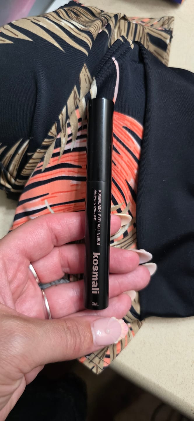 Customer photo review of KosmaLash® | Sérum Crecimiento & Anticaída
