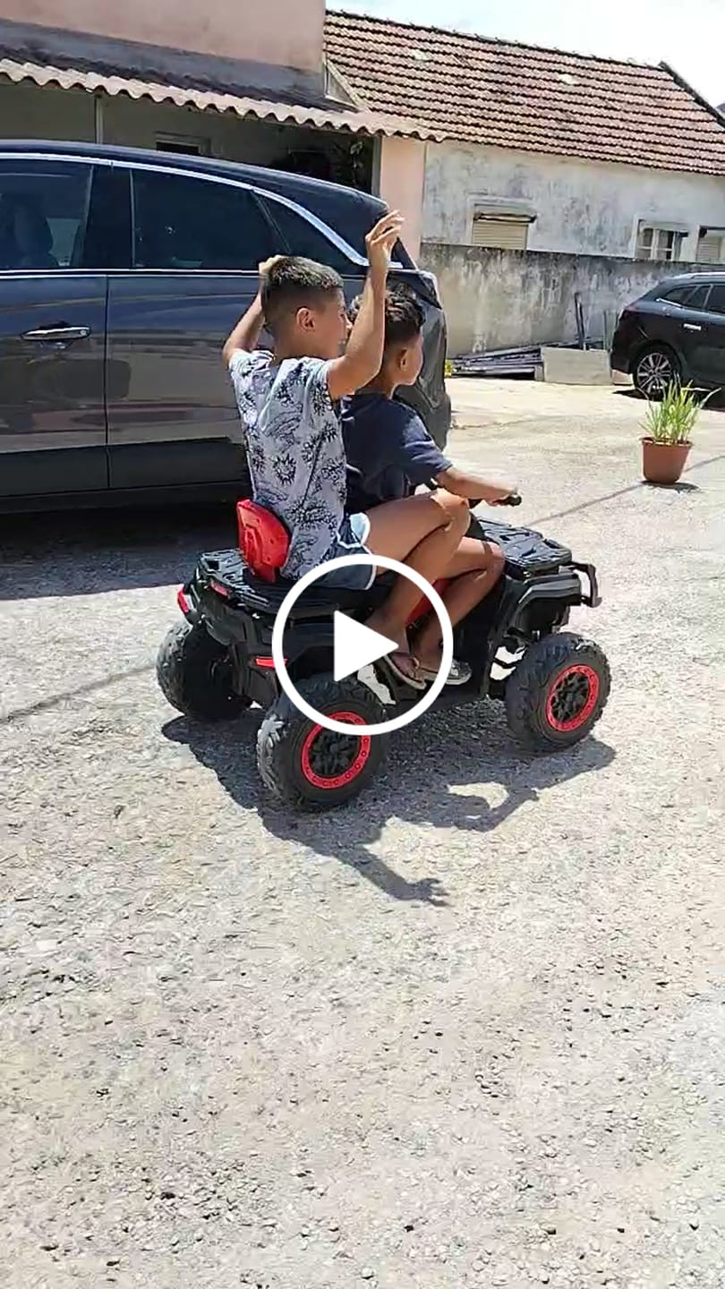 Customer video review of Mota Elétrica para Criança QUAD XT 4x4 24v Amarela c/ RODAS DE BORRACHA & ASSENTO EM PELE