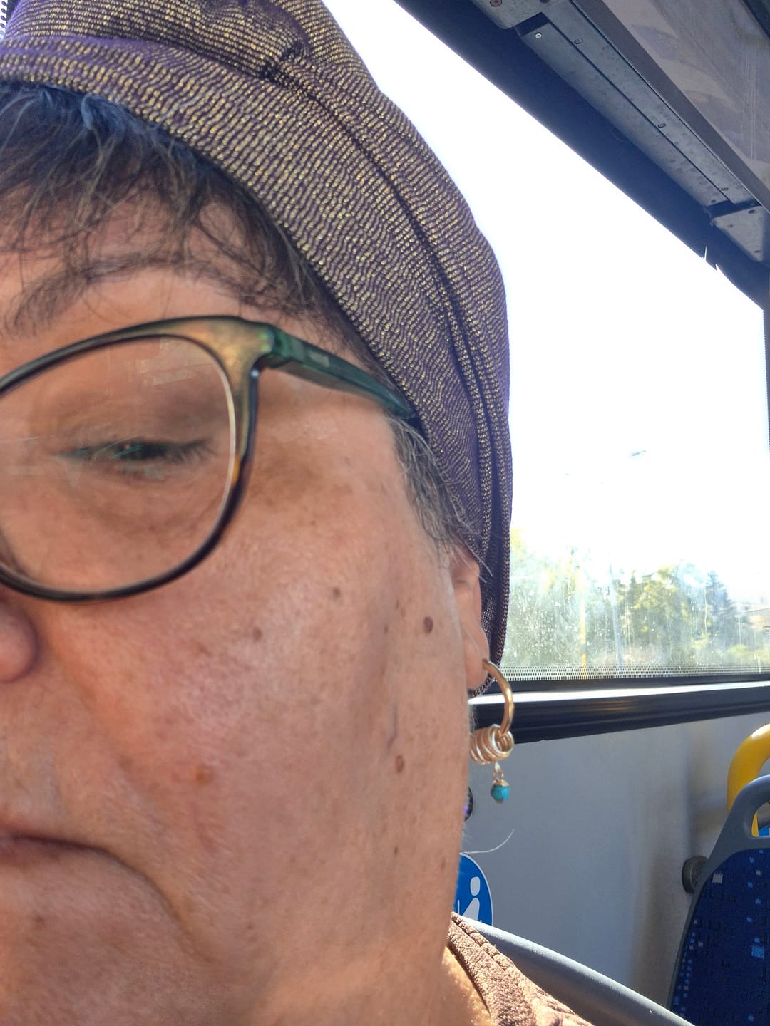 Customer photo review of עגילי חישוק יוניברס טורקיז