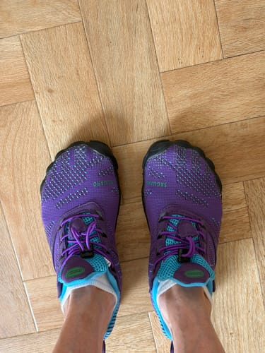 Close-up of a reviewer's feet in the purple and teal Free Ⅰ - Barefoot Shoes, showing the wide toe box.
