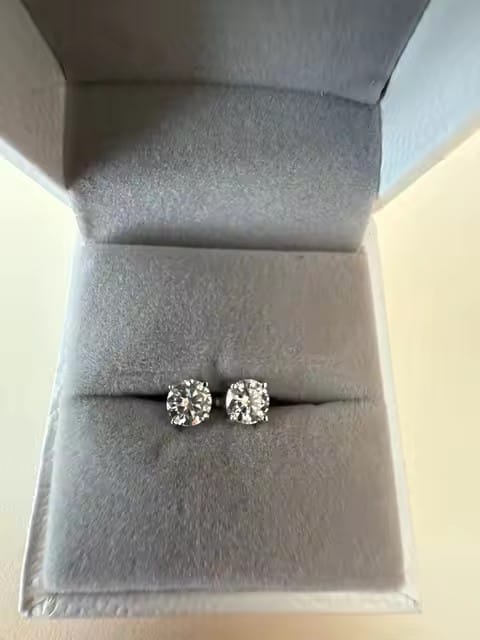 Customer photo review of Hot Sell Sterling Silver 925 White Gold VVS Moissanite Stud Earrings Screw Back