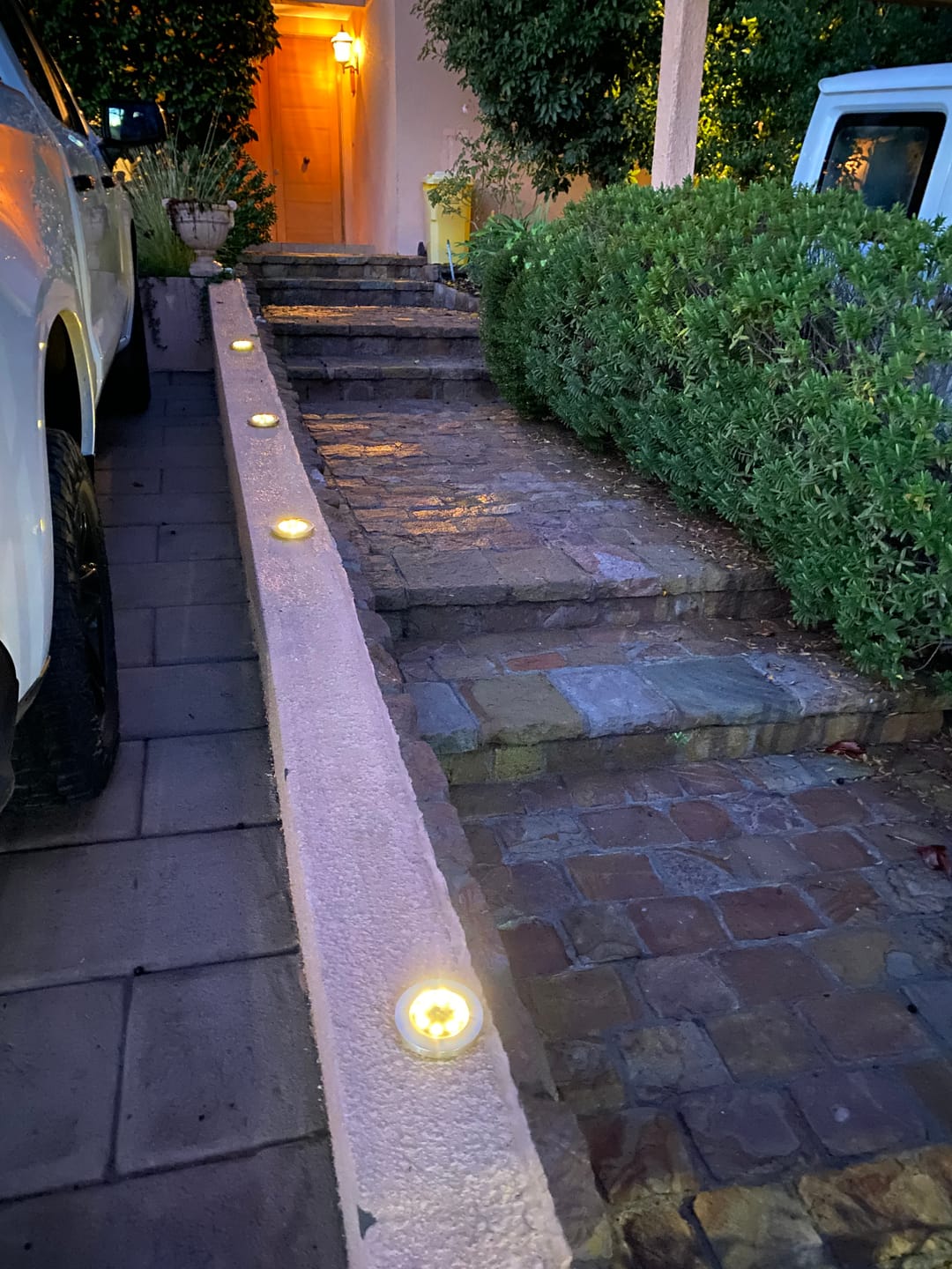 Customer photo review of Set de 4 Estacas Acero Inoxidable Solar - Luz Cálida o Fría / IP65
